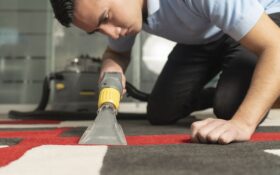 Jak samodzielnie ułożyć wykładzinę dywanową - instalacja na klej lub taśmę